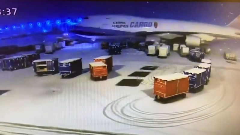 Boeing po přistání narazil do zavazadlových vozíků, jeden se dostal přímo do motoru